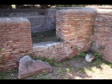 06675 ostia - regio iv - insula v - taberne dei pescivendoli (iv,v,1) - 2. raum an ostseite - bli in 3. raum an ostseite - 06-2024.jpg